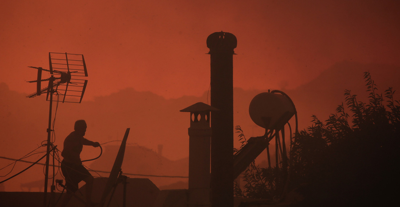 Η Ελλάδα στις φλόγες: Ολονύχτια μάχη από εδάφους στα πύρινα μέτωπα (ΒΙΝΤΕΟ&ΦΩΤΟ)