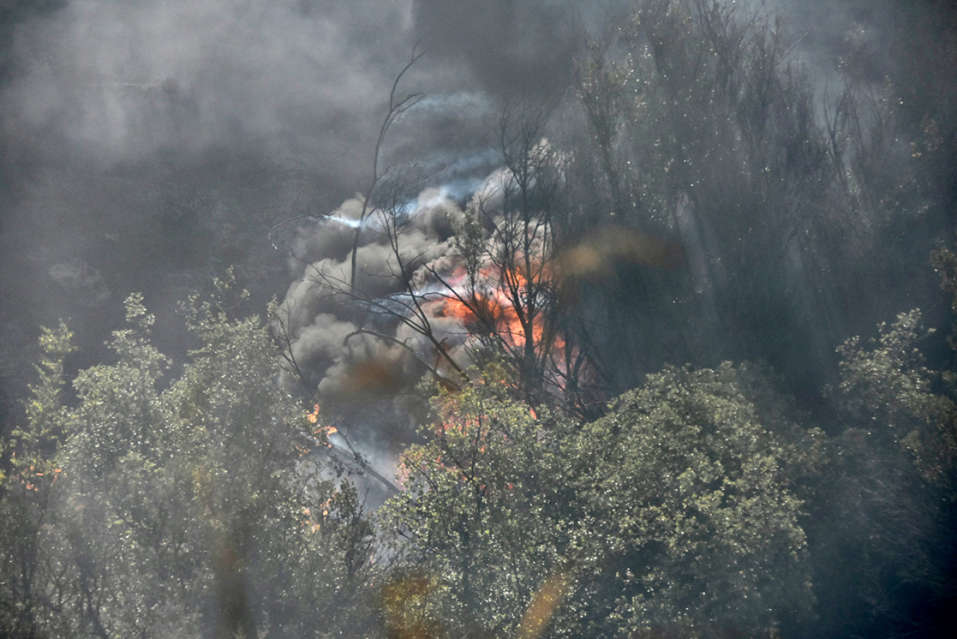 Αναζωπυρώσεις στα πύρινα μέτωπα σε Μαγνησία, Ρόδο, Κάρυστο, Κέρκυρα