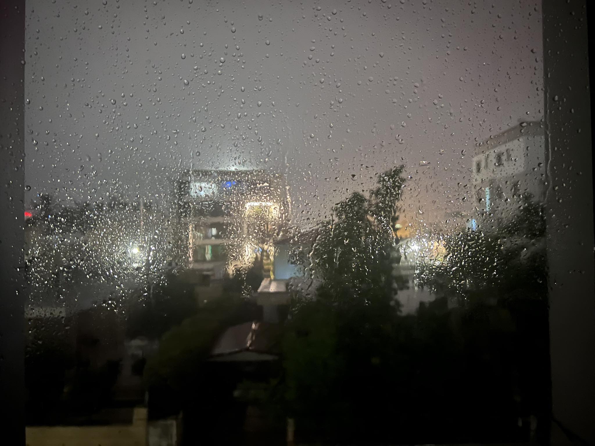 ΒΙΝΤΕΟ: Βροχές και καταιγίδες…Αυγουστιάτικα, νέα κίτρινη προειδοποίηση