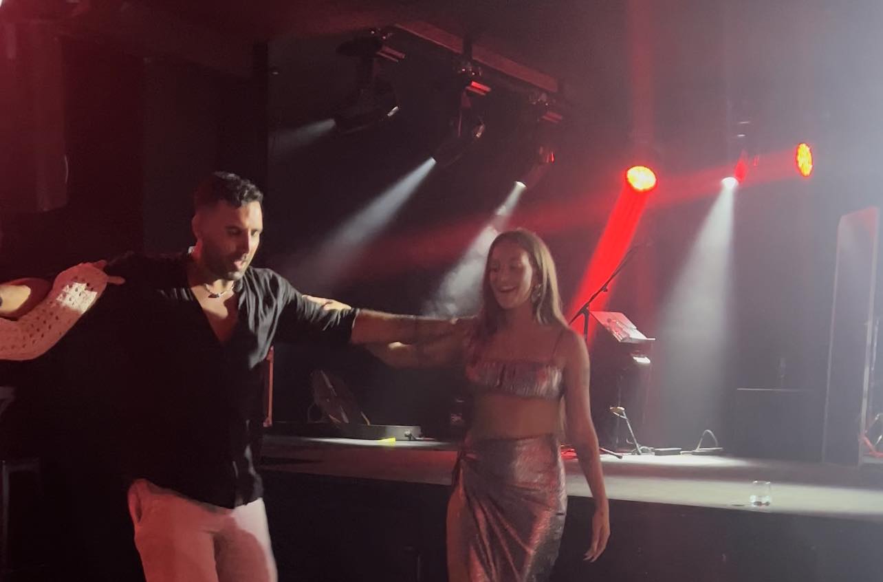 Tα έσπασε η Ανδρομάχη στην Πάφο! Κατέβηκε και χόρευε με τους Κύπριους ως το πρωί