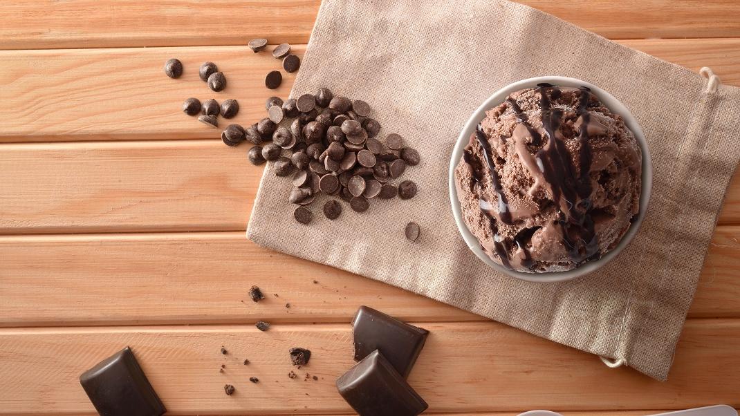 Παγωτό σοκολάτα με μόνο 2 υλικά – Το πιο… λαχταριστό που έχεις δοκιμάσει