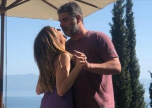 Δέσποινα Βανδή–Βασίλης Μπισμπίκης:«Λιώνει» στην αγκαλιά του κρυμμένοι σε σπηλιά