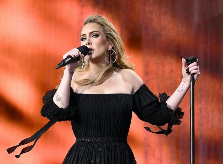 Ανησυχία για την Adele! Κατέρρευσε στα παρασκήνια κατά τη διάρκεια συναυλίας