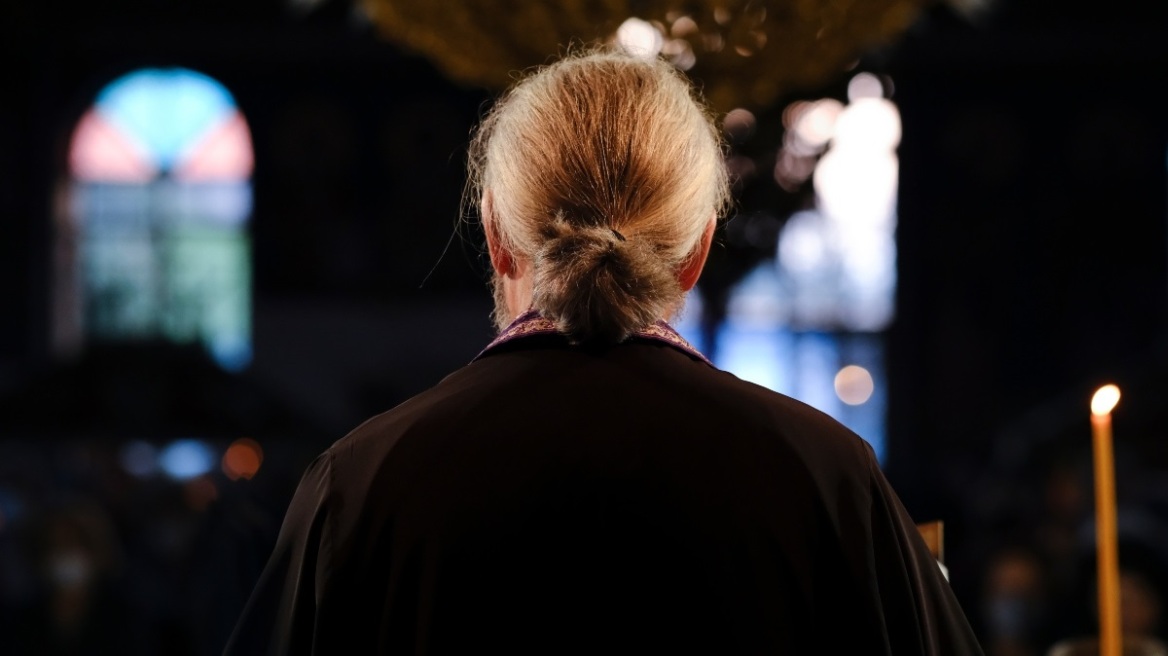 Ενορίτισσα χαστούκισε ιερέα γιατί δεν τάχθηκε κατά των νέων ταυτοτήτων με "τσιπ"