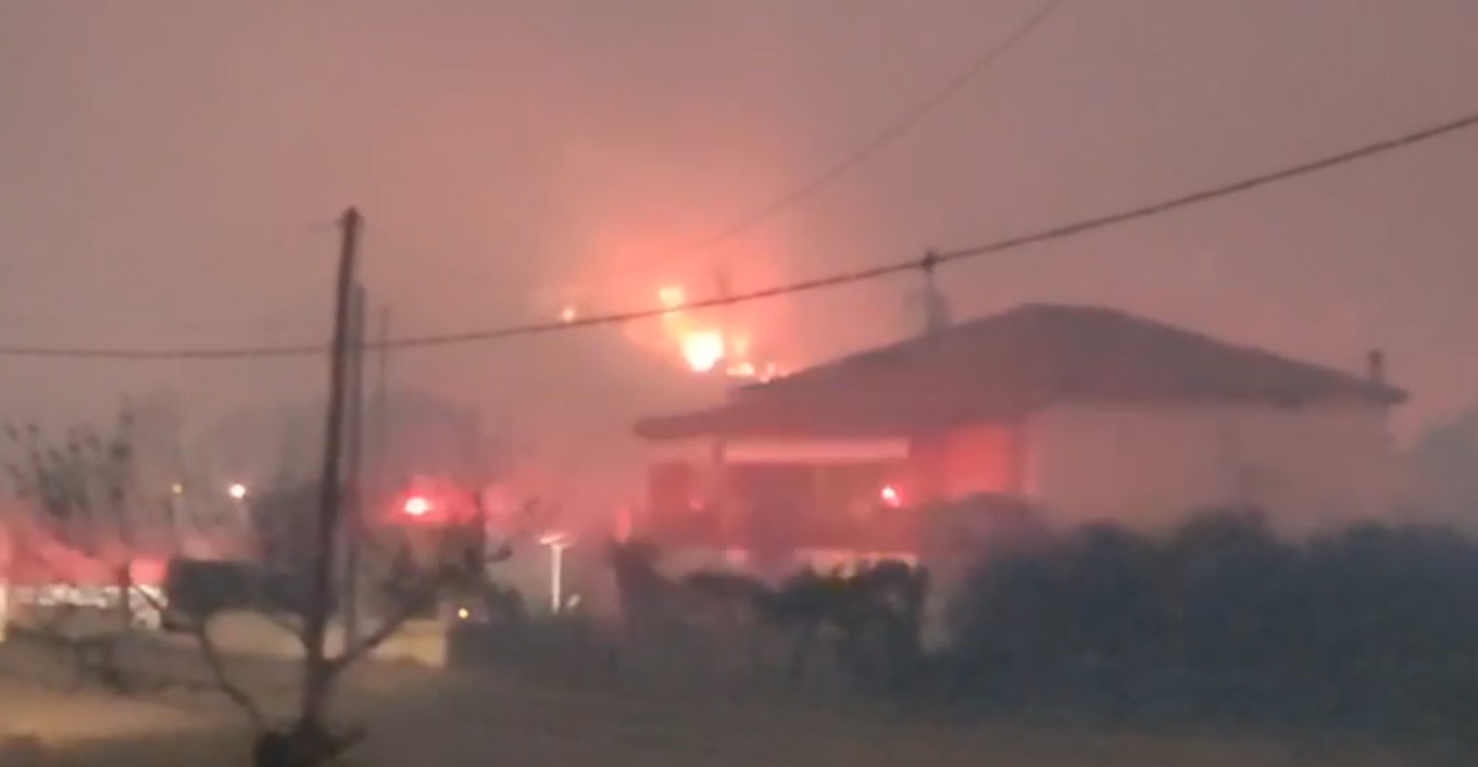 «Δύσκολη νύχτα»: Ανεξέλεγκτο το πύρινο μέτωπο στη Αλεξανδρούπολη