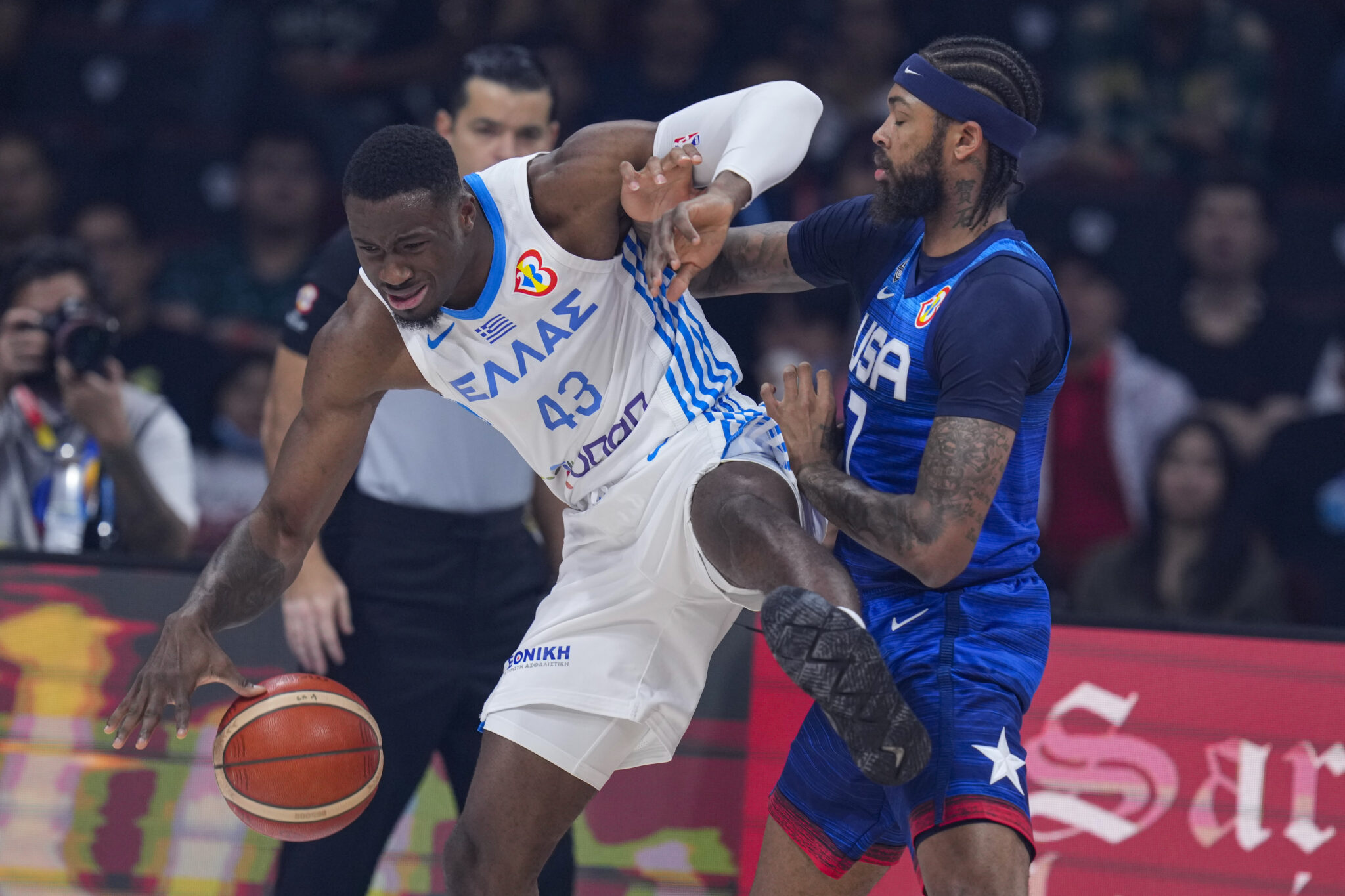 Απέφυγε μεγάλη ζημιά και «σφίγγει» τα δόντια ο Θανάσης Αντετοκούνμπο