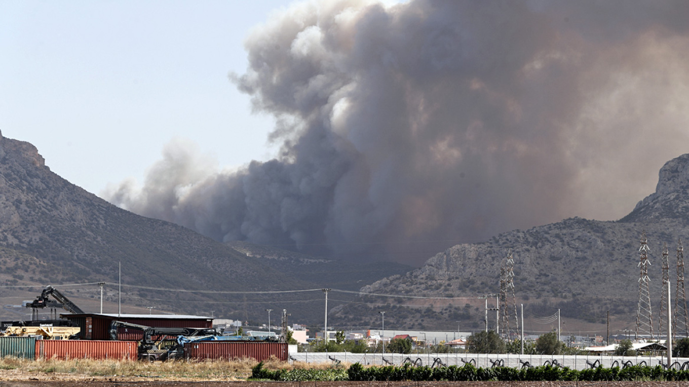 Φωτιά στον Ασπρόπυργο: Καίγονται τρία εργοστάσια