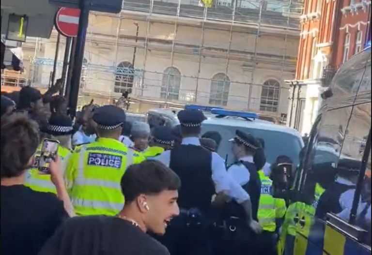 Κάλεσαν εκατοντάδες μέσω TikTok για να λεηλατήσουν κατάστημα στην Όξφορντ Στριτ