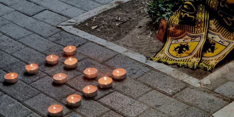 Ελλάδα: Κεριά και κασκόλ της ΑΕΚ στη μνήμη του οπαδού που σκοτώθηκε σε επεισόδια