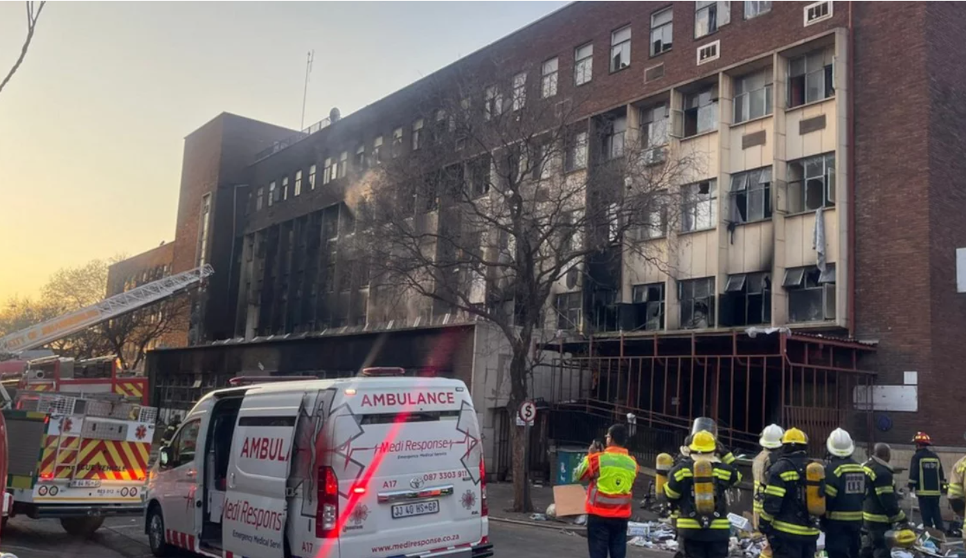 Σοκ στο Γιοχάνεσμπουργκ: 52 νεκροί από πυρκαγιά σε πενταώροφο κτίριο