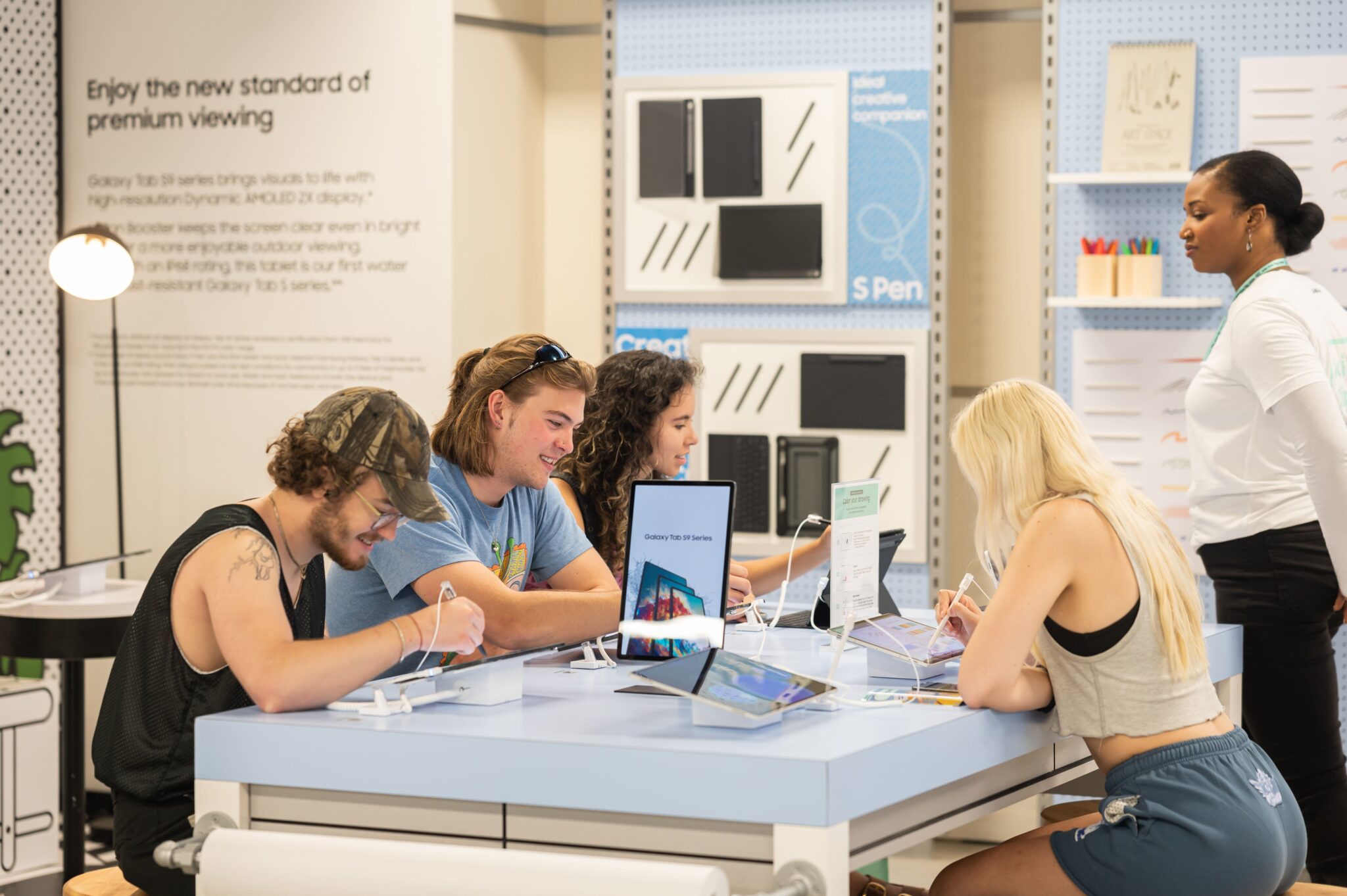 Samsung: Παγκόσμια κυκλοφορία νέας γενιάς Galaxy flip, smartwatches και tablet