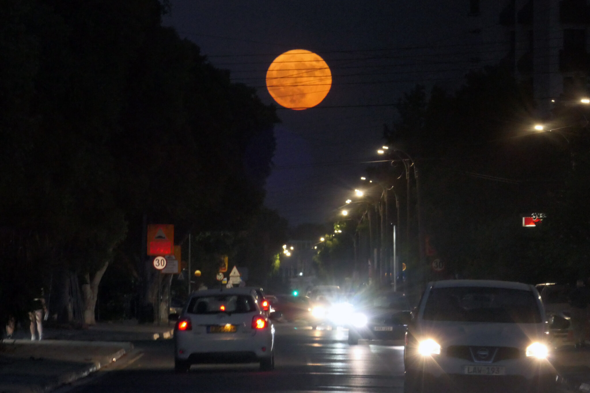 ΦΩΤΟ: Μάγεψε τον κυπριακό ουρανό η πρώτη πανσέληνος του Αυγούστου