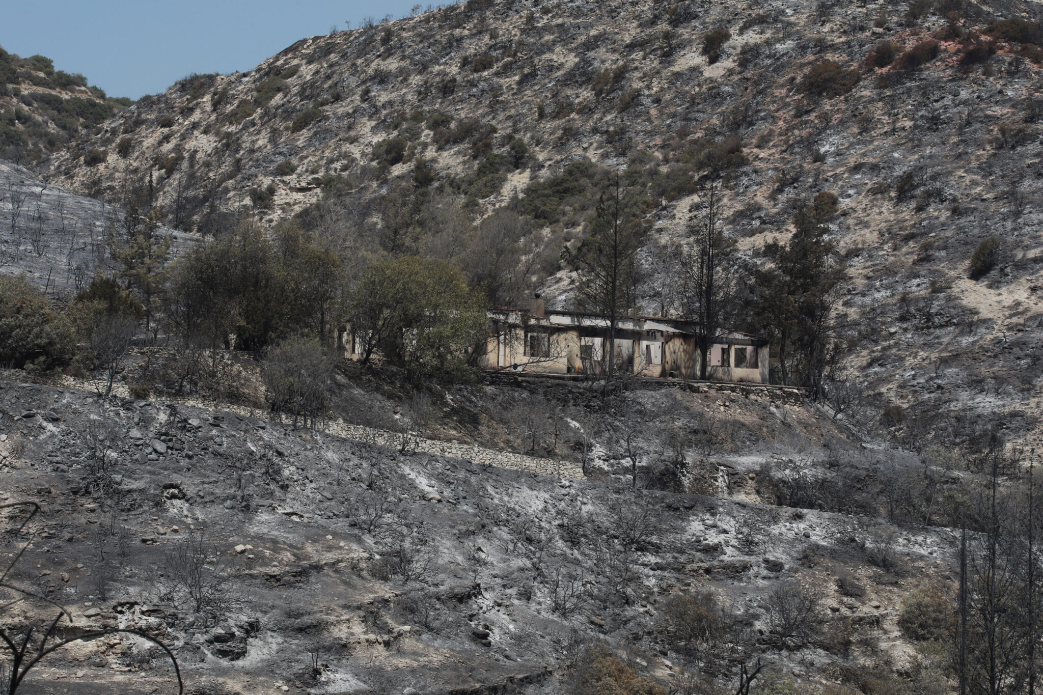 Έτσι απαντά η Πυροσβεστική στις αντιδράσεις ότι ξέφυγε η πυρκαγιά