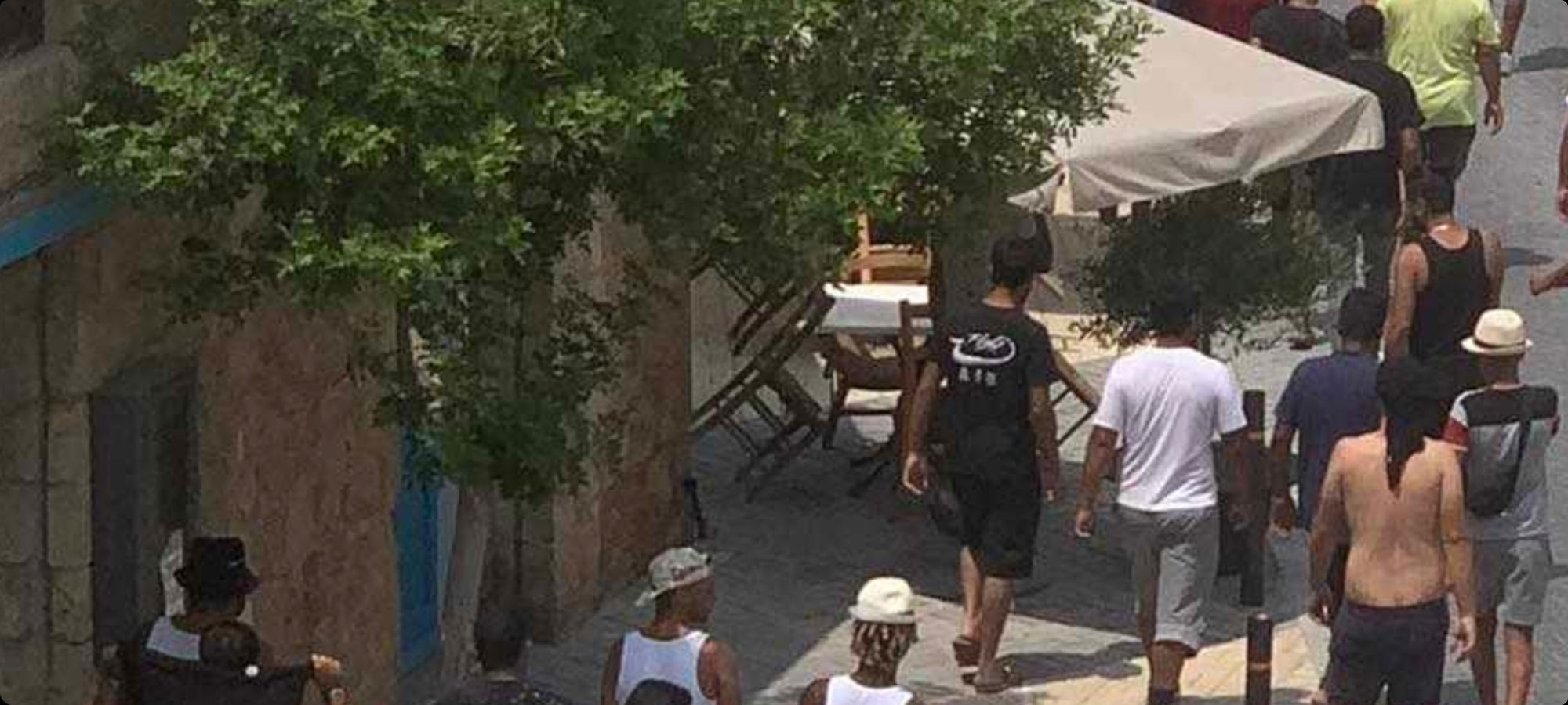 Εκδήλωση διαμαρτυρίας από αλλοδαπούς στην είσοδο της Χλώρακας