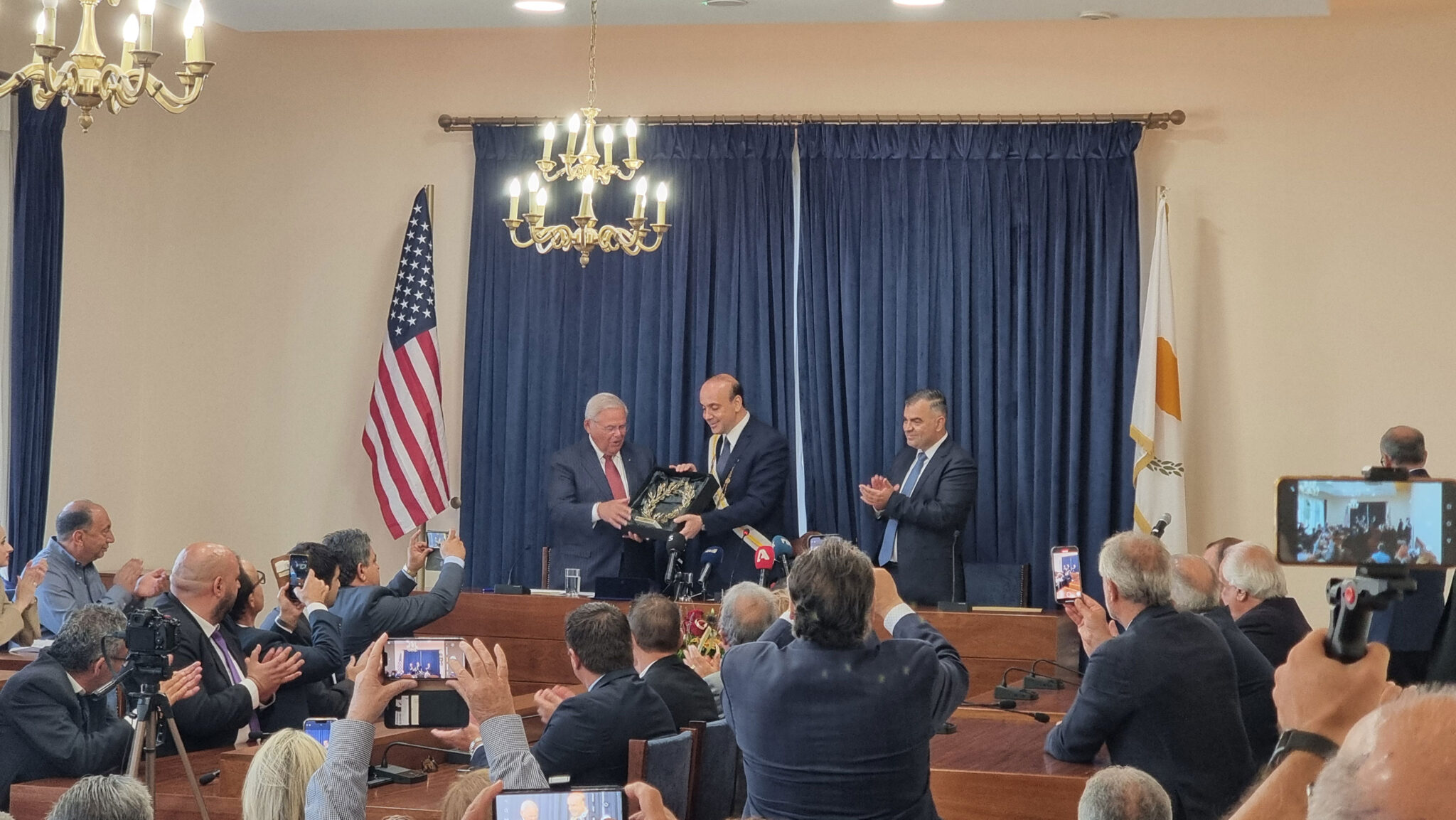 Επίτιμος Δημότης της Πάφου ανακηρύχθηκε ο Ρόμπερτ Μενέντεζ