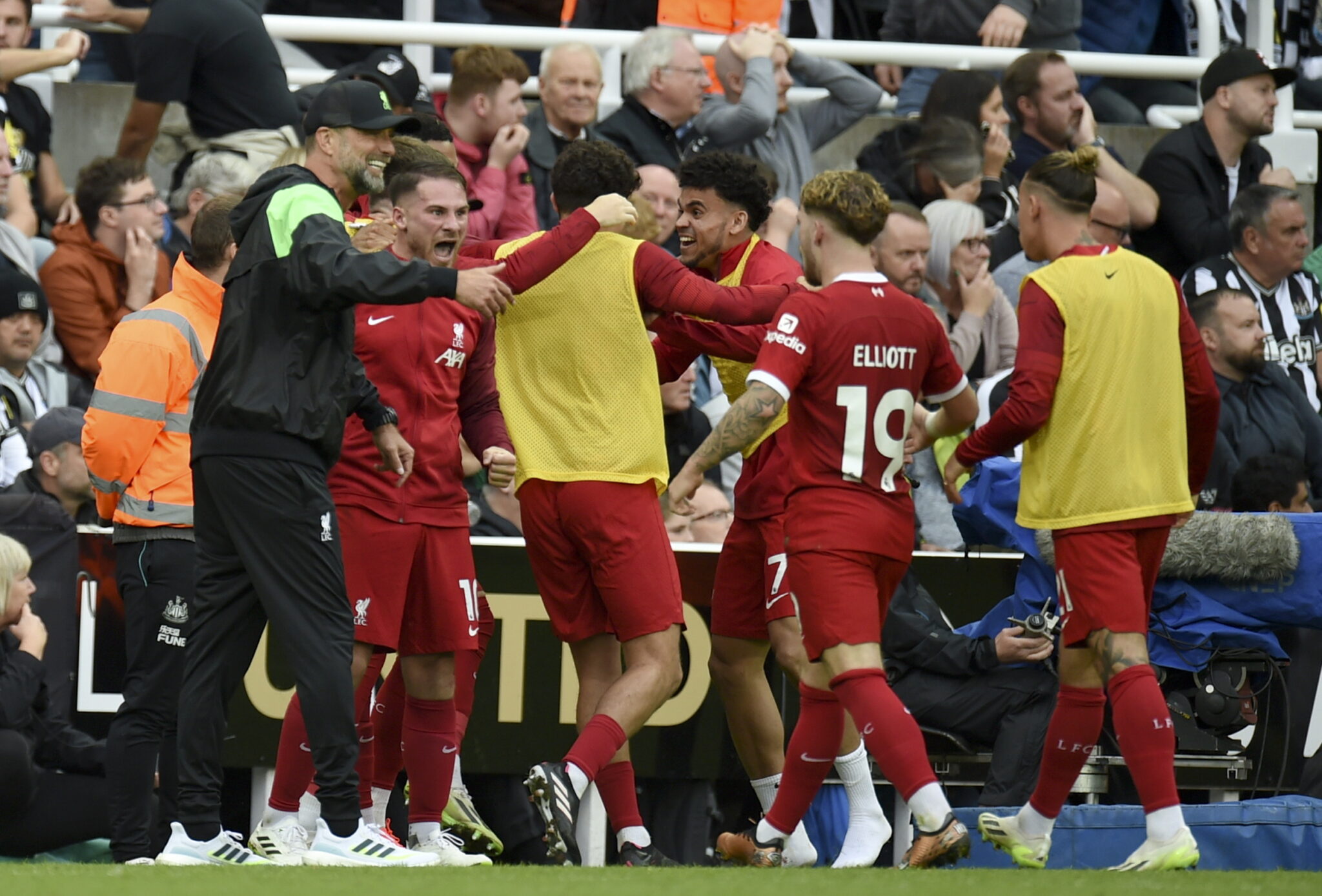 Ηρωική Λίβερπουλ, πέρασε με ανατροπή και… σούπερ Νούνιες από το Νιούκασλ