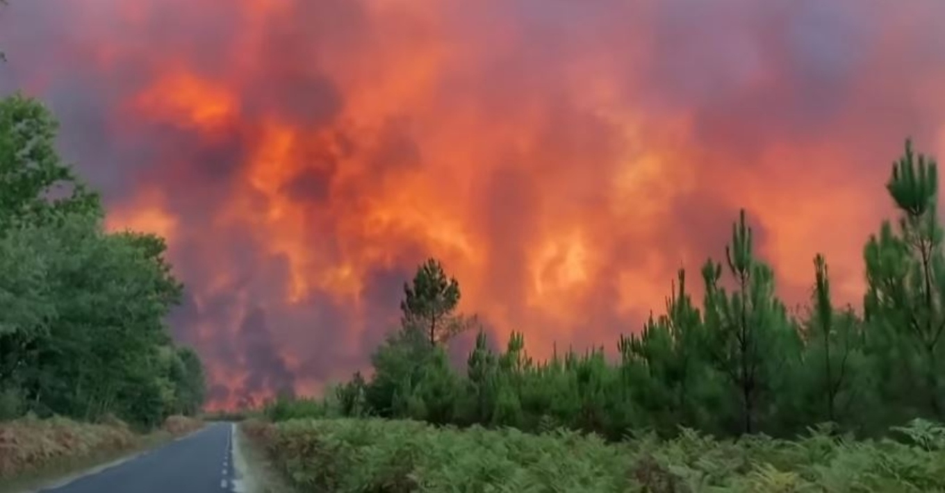 Χιλιάδες άνθρωποι απομακρύνονται από τον φλεγόμενο Βόρειο Καναδά