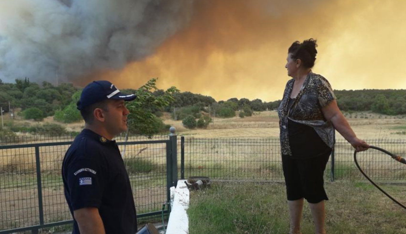 Άνιση μάχη με τις φλόγες στην Αλεξανδρούπολη… κάηκαν σπίτια