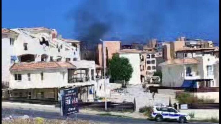 Έθεσαν υπό έλεγχο τη φωτιά στο συγκρότημα διαμερισμάτων στη Χλώρακα