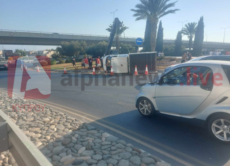 Τροχαίο στη Λεμεσό: Οδηγός έχασε τον έλεγχο ημιφορτηγού και ανετράπη (ΦΩΤΟ)
