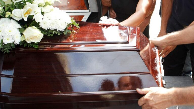 Υγειονομικές βόμβες τα παράνομα γραφεία τελετών: Κέρδη με μίζες και φοροδιαφυγή