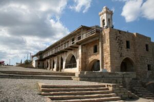 Σταμάτησαν οι εργασίες μετατροπής αίθουσας σε χώρο προσευχής στον Απ. Ανδρέα