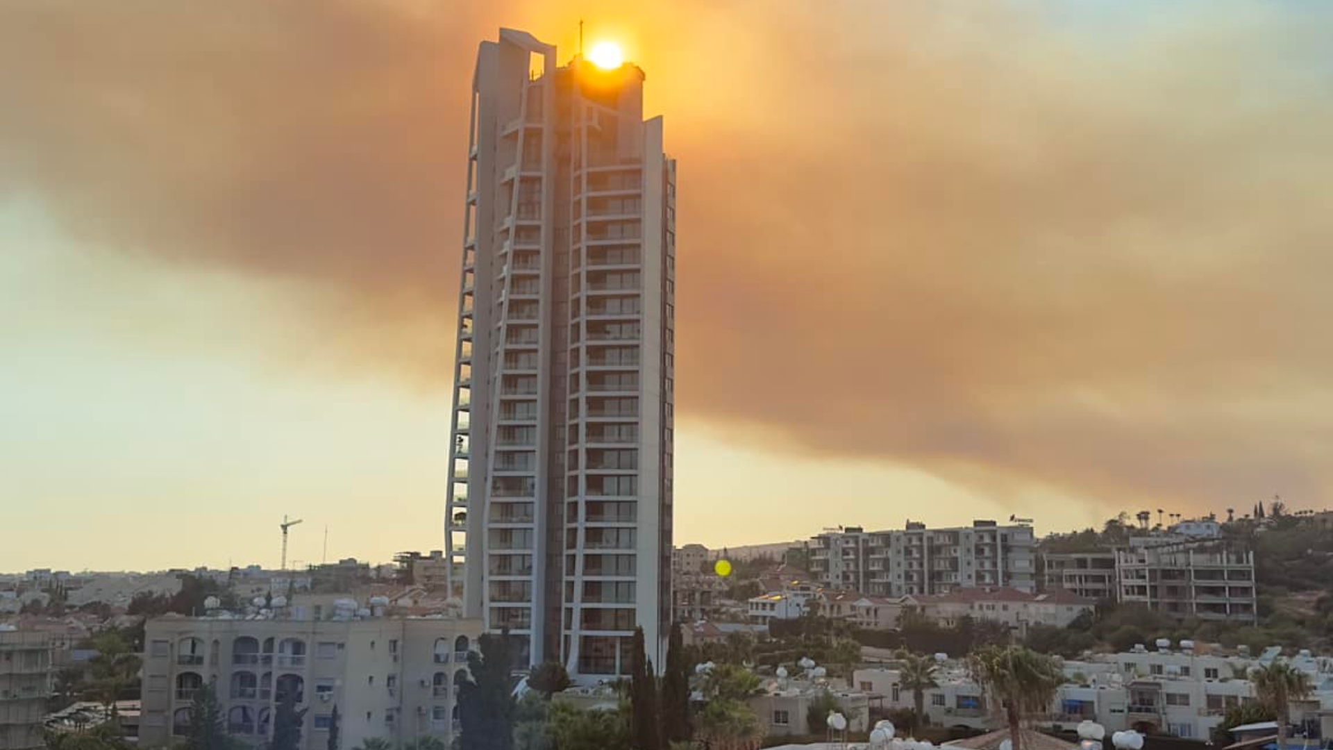 ΒΙΝΤΕΟ&ΦΩΤΟ: Μαύροι καπνοί σκέπασαν τη Λεμεσό από την μεγάλη πυρκαγιά στα ορεινά