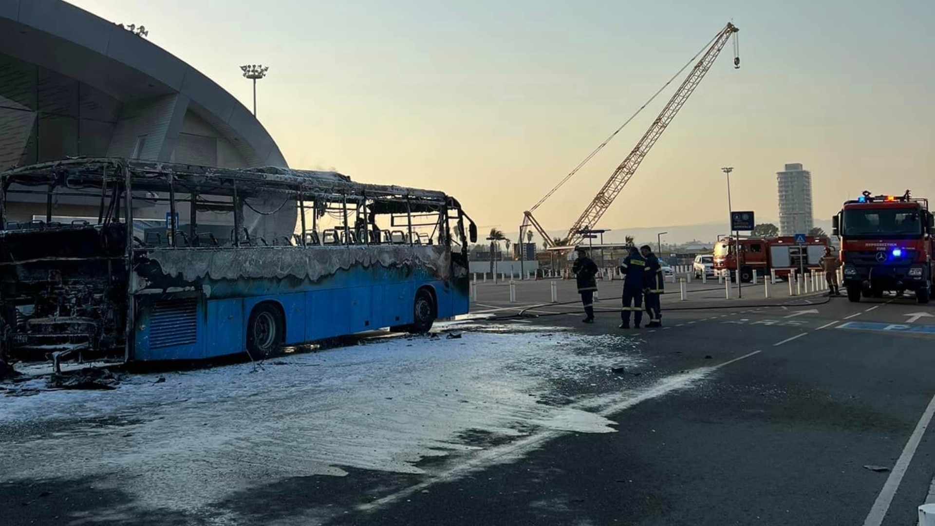 Έσπασαν τζάμια για να σωθούν οι επιβάτες από το φλεγόμενο λεωφορείο στο λιμάνι