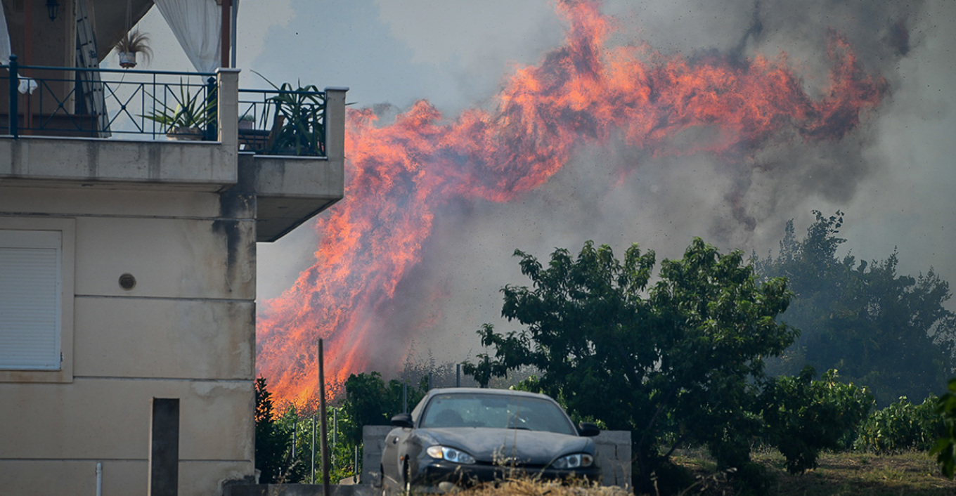 Σε πύρινο εφιάλτη η Ελλάδα: Τραυματίστηκαν πυροσβέστες, έκτακτη διυπουργική