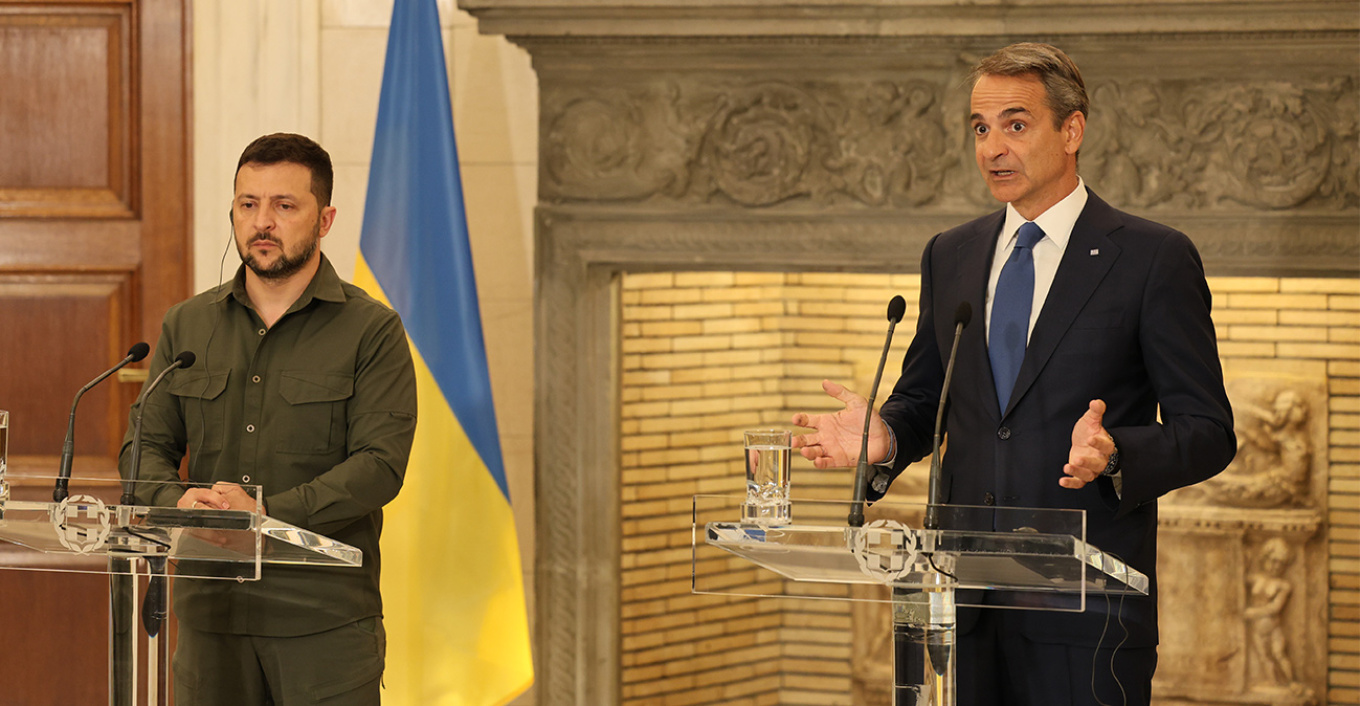 Μητσοτάκης σε Ζελένσκι: Έγκλήματα πολέμου στην Ουκρανία πρέπει να βρουν τιμωρία
