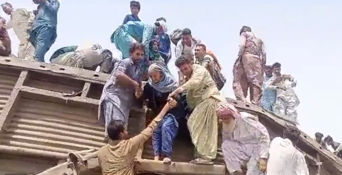 Πακιστάν: Τουλάχιστον 15 νεκροί και 50 τραυματίες από εκτροχιασμό τρένου