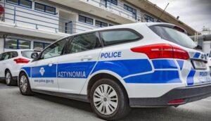 Χειροπέδες στους δύο που πιάστηκαν στα χέρια μετά από τροχαίο στη Χλώρακα