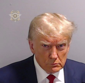 Ο Τραμπ μετατρέπει τη φωτογραφία που του πήραν στη φυλακή σε όπλο