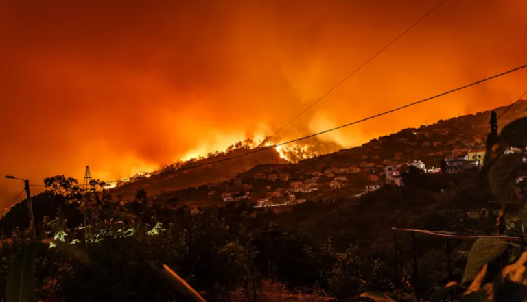 Στις φλόγες η Σικελία, κλειστό παρέμεινε το αεροδρόμιο της πόλης Τράπανι