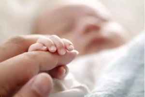 Tης παρέδωσαν το νεογέννητό της και μαζί πρόταση γάμου