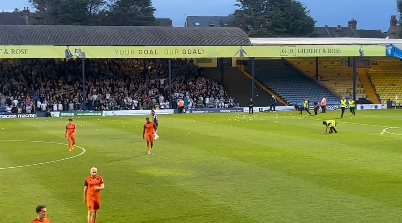 Άγγλοι οπαδοί διέκοψαν ματς πετώντας μπαλάκια τένις στο γήπεδο