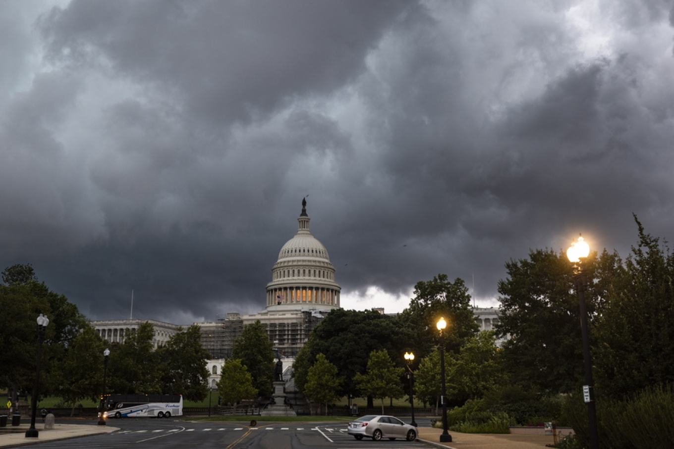 ΗΠΑ: Δύο νεκροί και μεγάλες διακοπές στην ηλεκτροδότηση εξαιτίας κακοκαιρίας