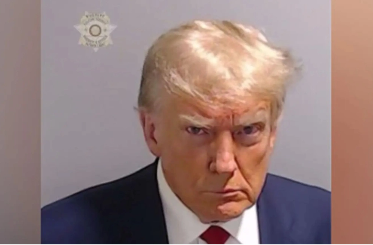 Παρέμεινε στη φυλακή για 20 λεπτά: Viral η φωτογραφία από τη σύλληψη του Τραμπ