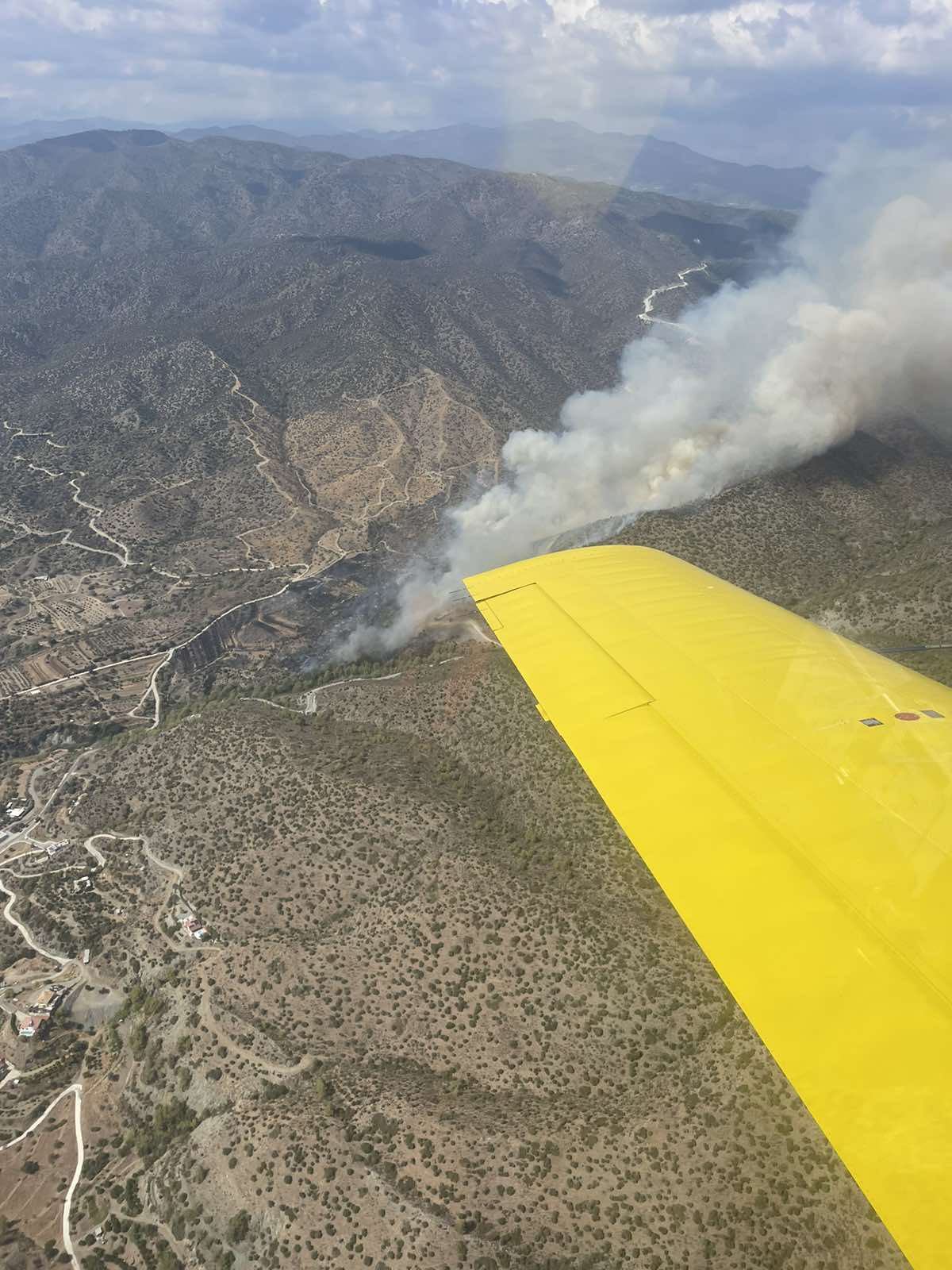 Δύσκολη μάχη με τις φλόγες στην Ακρούντα: Ενισχύονται οι δυνάμεις (ΦΩΤΟ)