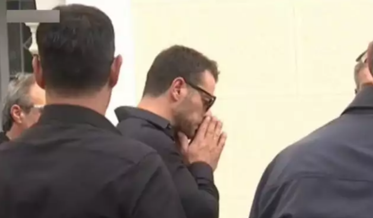 Σοκάρει ο Nτάνος: «Η μητέρα μου δεν έχει πεθάνει»–Πέταξε το βιβλίο συλλυπητηρίων