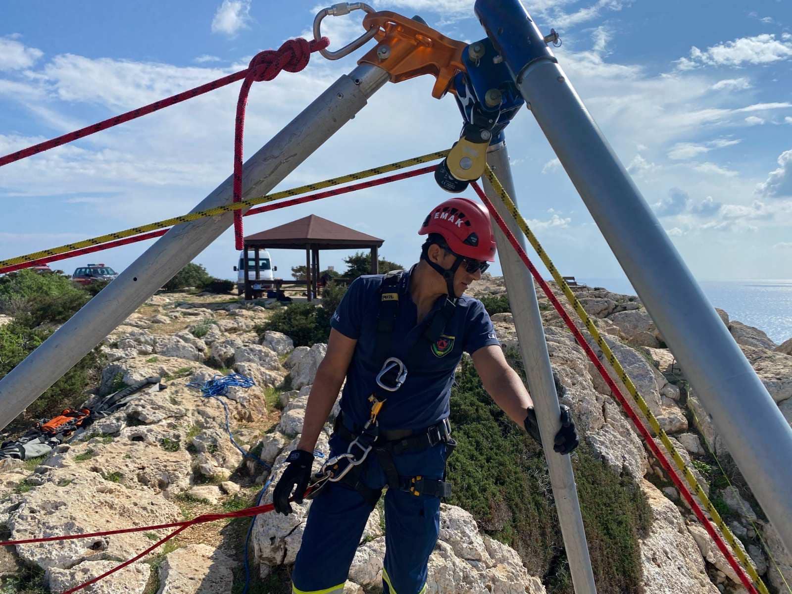 Οδηγός απώλεσε τον έλεγχο του οχήματος και βρέθηκε στο χείλος γκρεμού