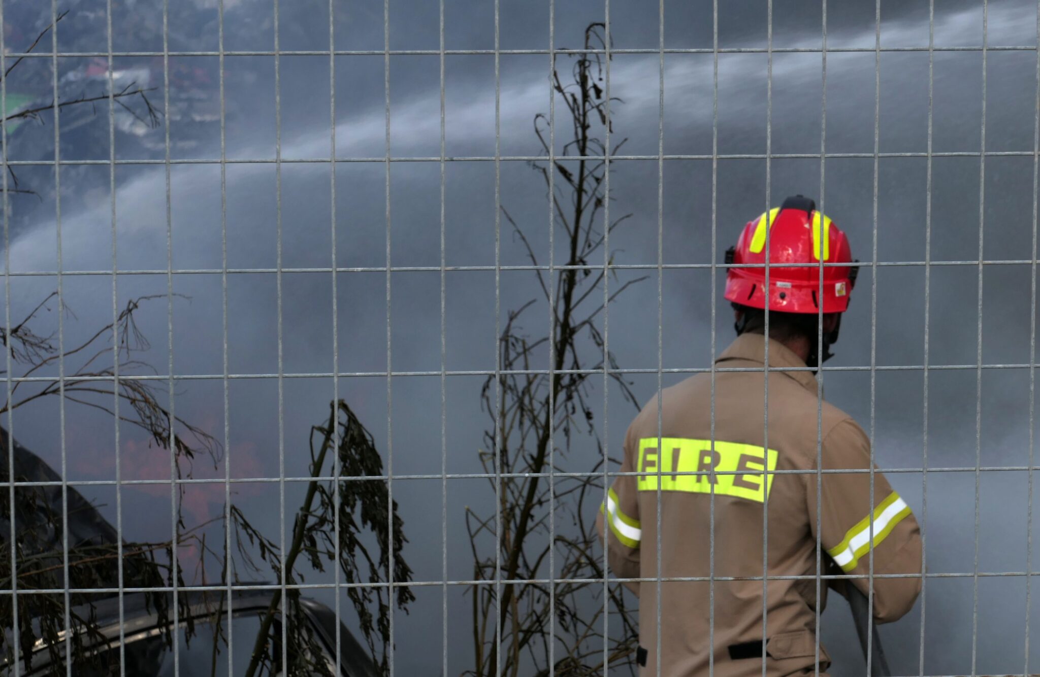 Καίγεται εργοστάσιο στο Δάλι, πυροσβέστες ψάχνουν για τυχόν παγιδευμένα άτομα