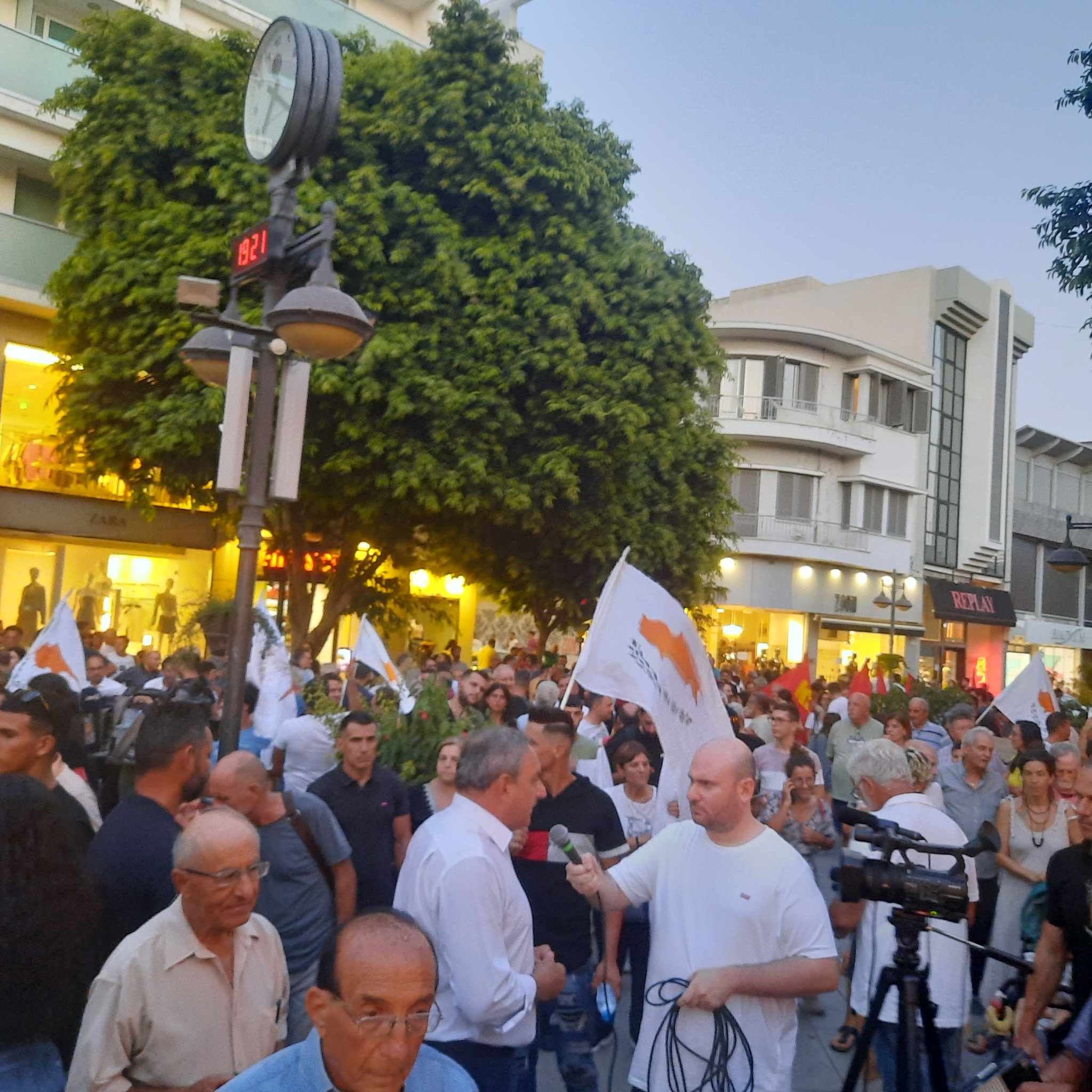 Χωρίς παρατράγουδα η αντιφασιστική εκδήλωση του ΑΚΕΛ στη Λεμεσό (ΒΙΝΤΕΟ)