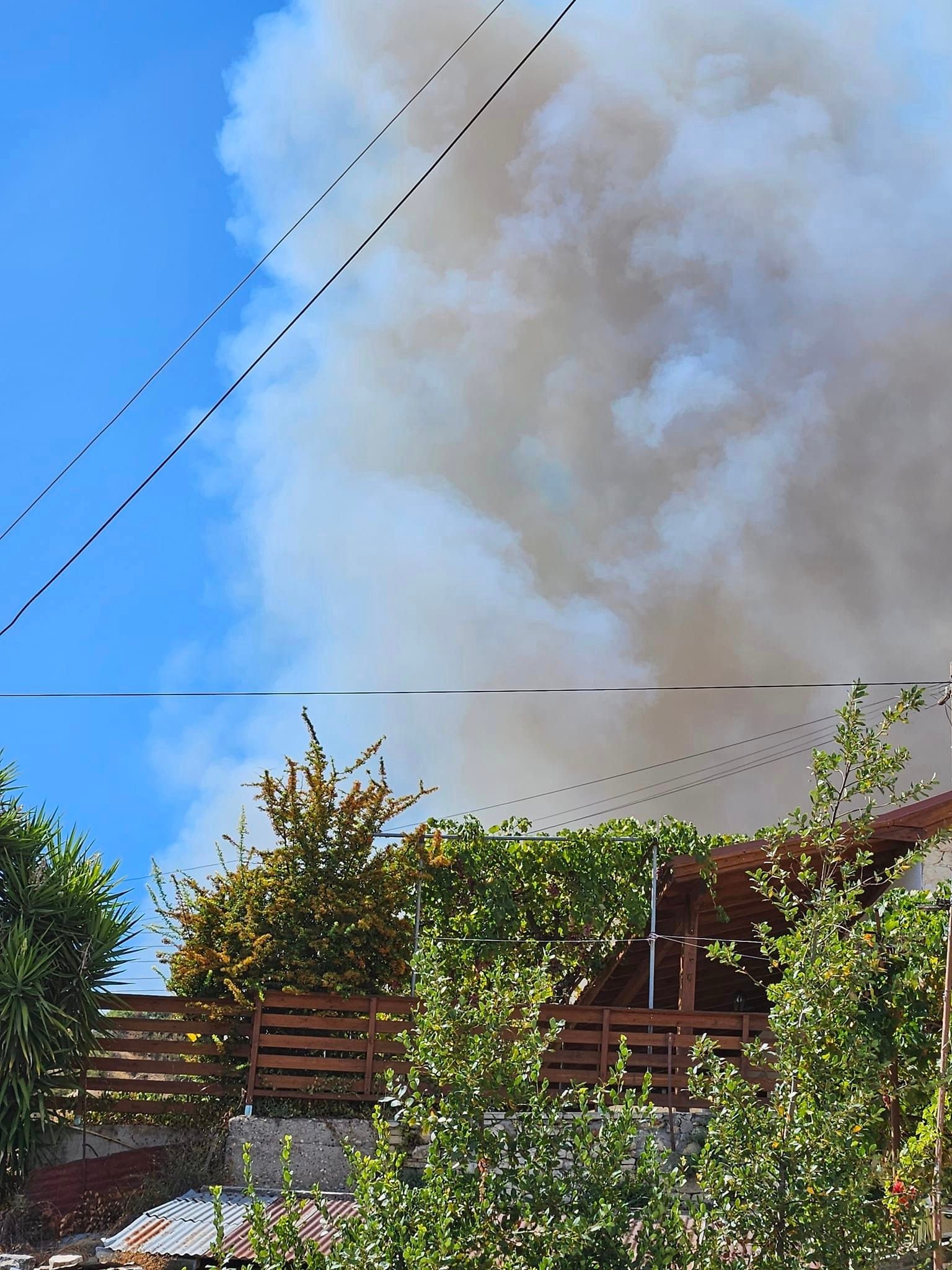 Εκκενώθηκαν κατοικίες στο Κοιλάνι, δυνατοί άνεμοι δυσκολεύουν το έργο των Αρχών