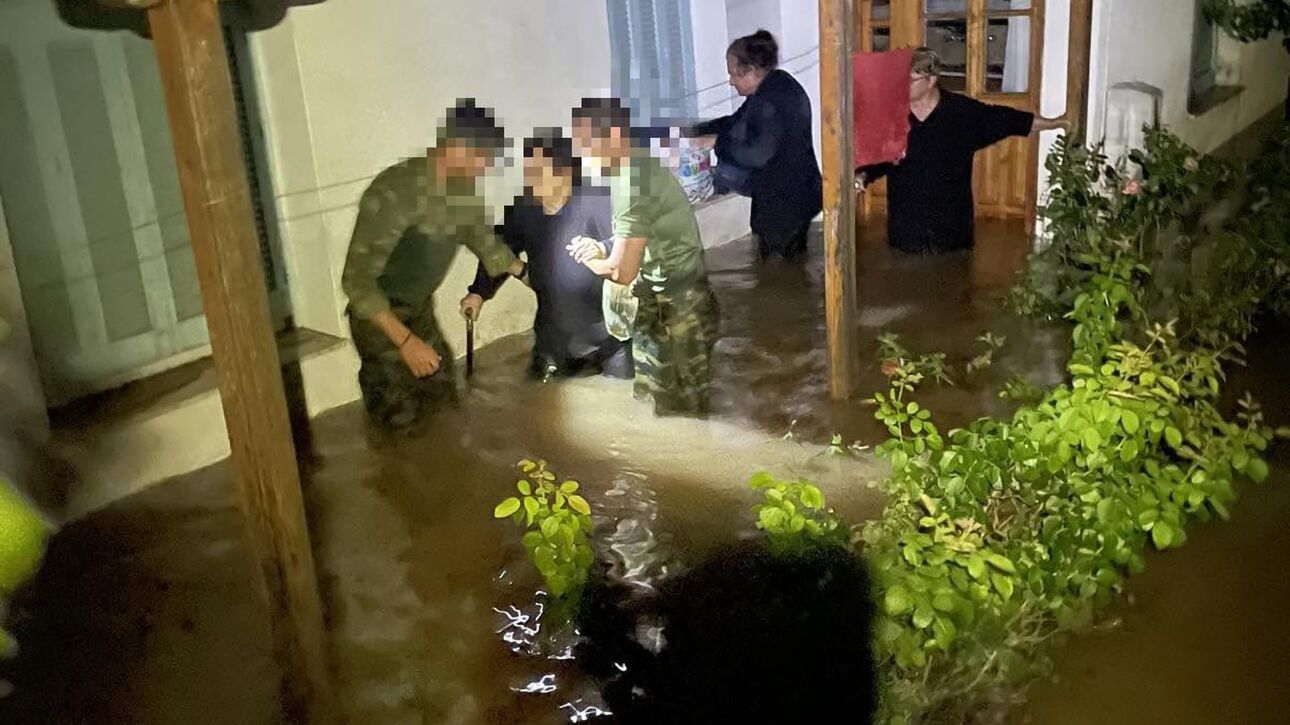 Στα 10 μέτρα το νερό στη Λάρισα – Αγωνία και συνεχείς απεγκλωβισμοί στη Θεσσαλία