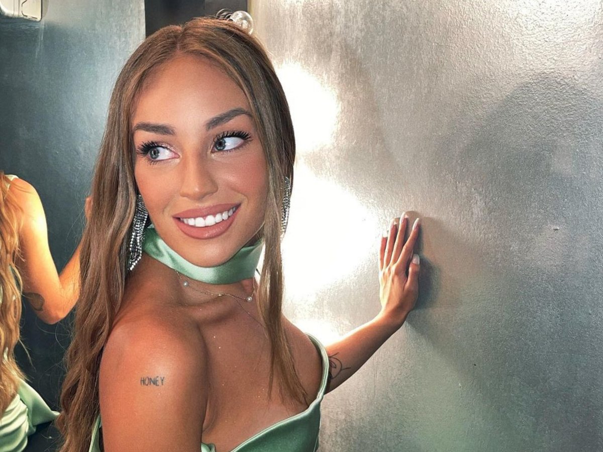 Ανδρομάχη: Αυτός είναι ο sexy τραγουδιστής που είναι σε σχέση