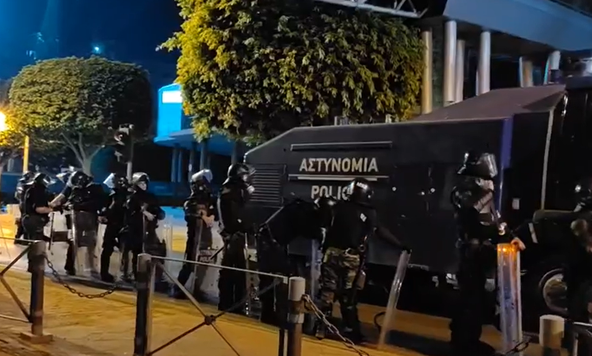 Έκτροπα στη Λεμεσό: Τα έκαναν γυαλιά-καρφιά, χειροπέδες σε 7 πρόσωπα