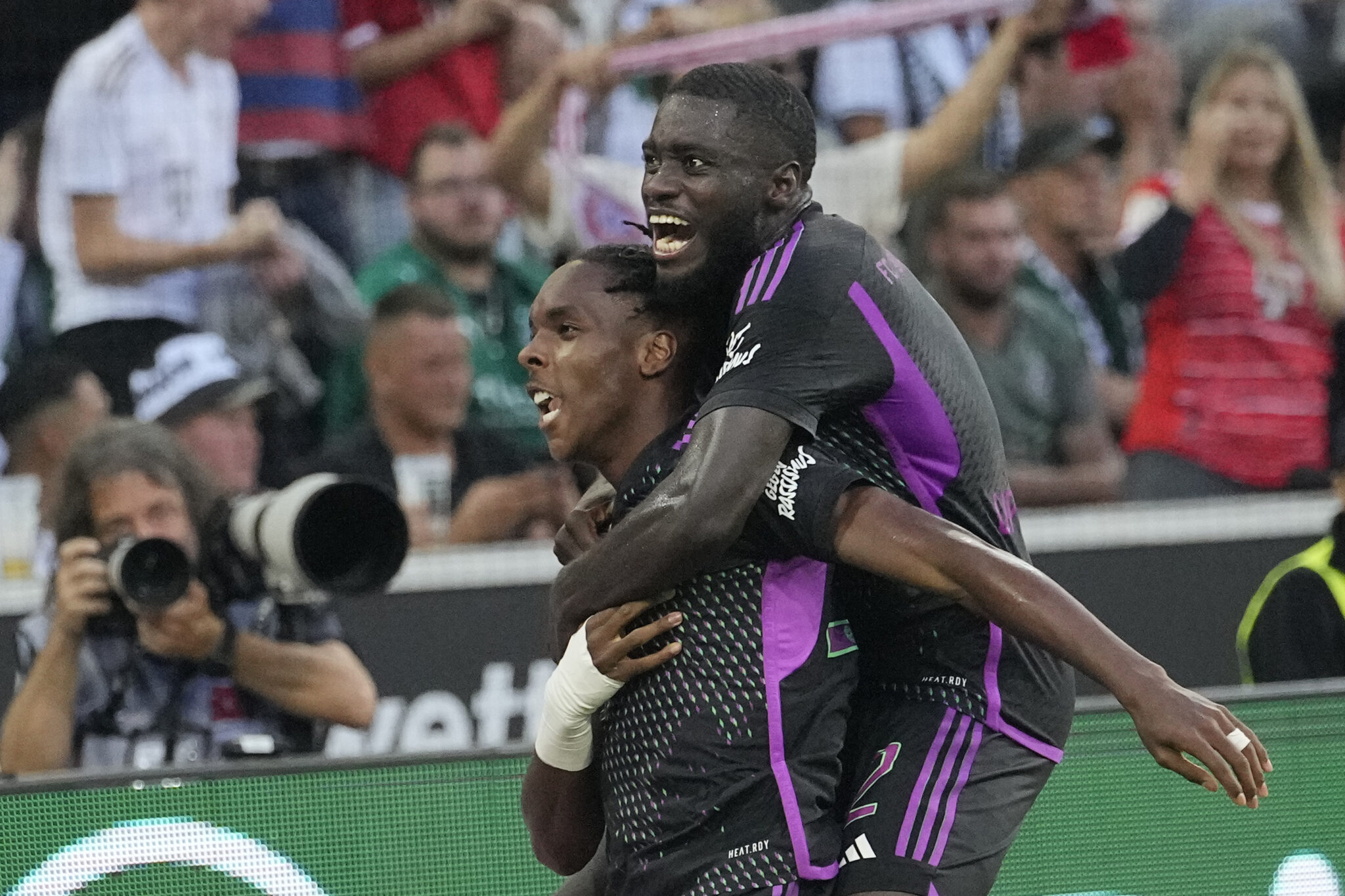 Γλύτωσε το «τσαφ» στην έδρα της Γκλάντμπαχ και έμεινε… αλάνθαστη η Μπάγερν