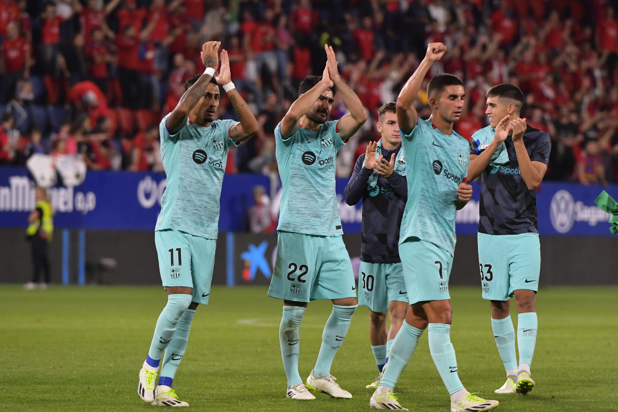 «Άλωσε» την Παμπλόνα και συνεχίζει το κυνήγι της Ρεάλ η Μπαρσελόνα