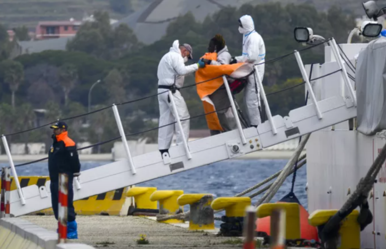 Νεκρό νεογέννητο σε βάρκα με μετανάστες στα ανοικτά της Λαμπεντούζα